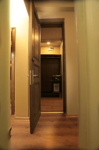 Deluxe Twin Room image 10