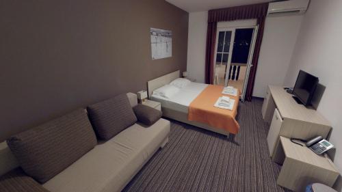 1 queen bed, 1 sofa bed
