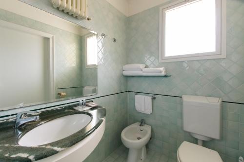 Double Room with Balcony image 6