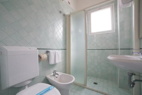 Double Room with Balcony image 3