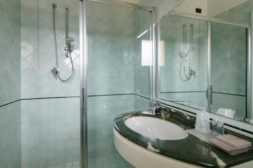Double Room with Balcony image 4