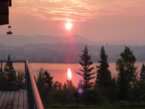 Skats, Little Black Bear Lodge/B&B in Bridge Lake (BC)
