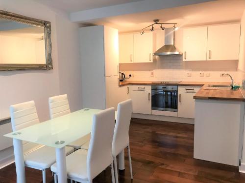 Ice House Apartments Located in St Thomas, Ice House Apartments is a perfect starting point from which to explore Swansea. The property features a wide range of facilities to make your stay a pleasant experience. Take adv