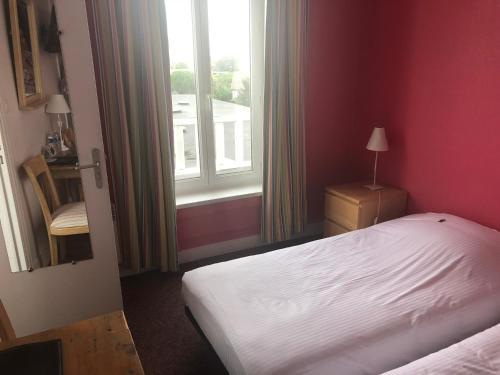 Hotel de Paris The 2-star Hôtel de Paris offers comfort and convenience whether youre on business or holiday in Courseulles-sur-Mer. The property features a wide range of facilities to make your stay a pleasant ex