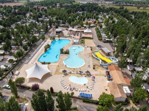 Exterior view, Mobilhome Vias plage dans Camping near Au Pain Delice