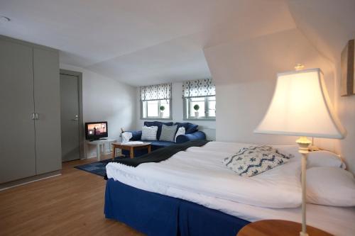 1 queen bed, 2 sofa beds