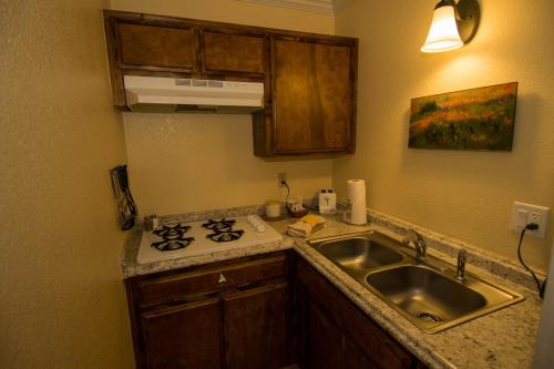 Hillcrest Lodge - image 14