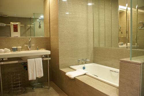 room detail thumbnail 2