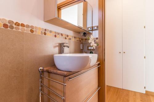 SUNNY NEST CANAL VIEW IN VENICE CHIC MOVIDA - image 3