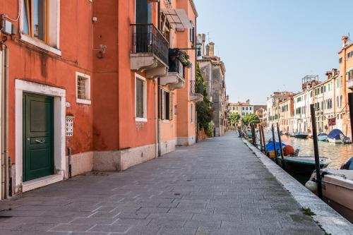 SUNNY NEST CANAL VIEW IN VENICE CHIC MOVIDA - image 2