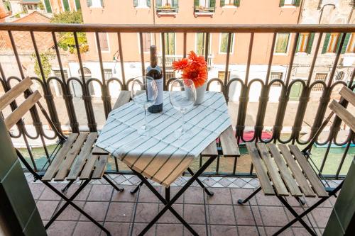 SUNNY NEST CANAL VIEW IN VENICE CHIC MOVIDA - image 7