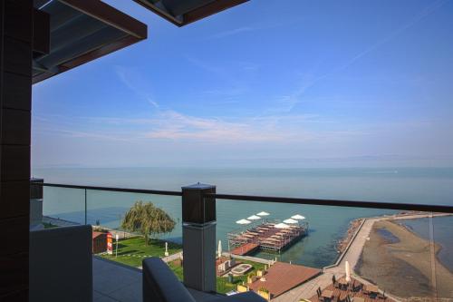 Deluxe Double Room with Balcony and Spectacular Lake View image 2