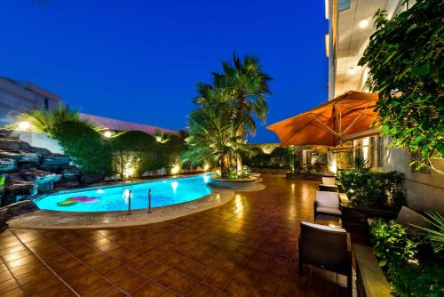 Swimming pool, Boudl Al Shatea Apartment in Dammam