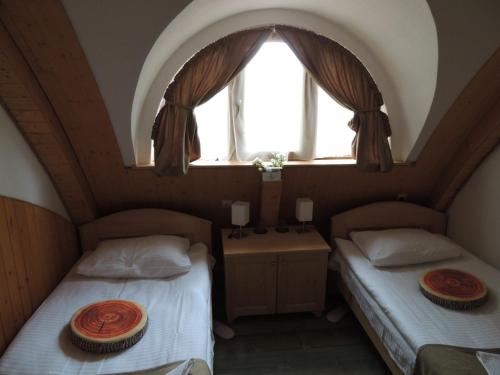 2 twin beds