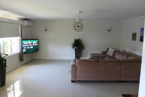 Edge Hill Clean & Green Cairns, 7 Minutes from the Airport, 7 Minutes to Cairns CBD & Reef Fleet Terminal photo 1