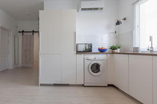 PRECIOSO APT DISEÑO 2 HAB SEVILLA - image 9