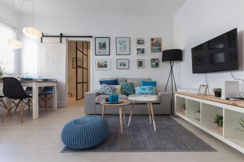 PRECIOSO APT DISEÑO 2 HAB SEVILLA - image 14