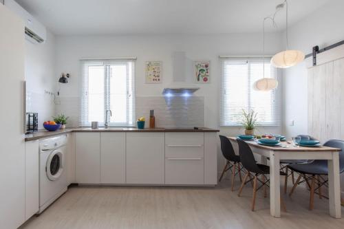 PRECIOSO APT DISEÑO 2 HAB SEVILLA - image 10
