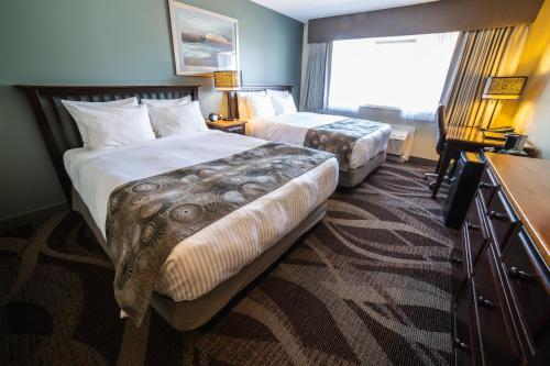 Queen Room with Two Queen Beds and Mountain View