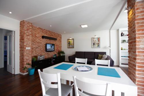 BRICK APARTMENT ON MACEDONIA PEDESTRIAN STREET, Skopje (fotografie 8)