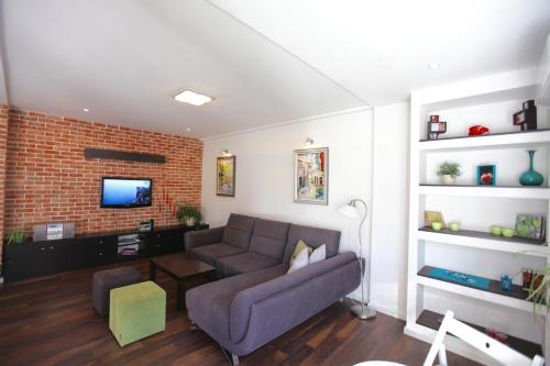 BRICK APARTMENT ON MACEDONIA PEDESTRIAN STREET, Skopje (fotografie 3)