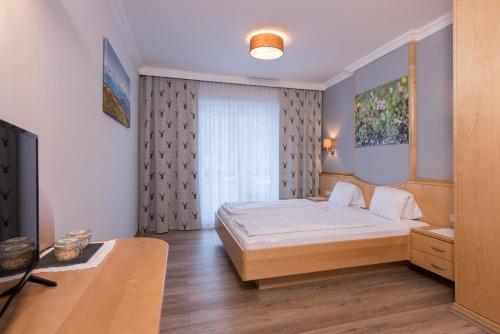 1 queen bed, 1 sofa bed