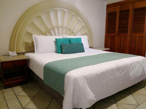 1 king bed, 2 sofa beds