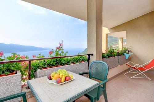 Apartment with Balcony and Lake View