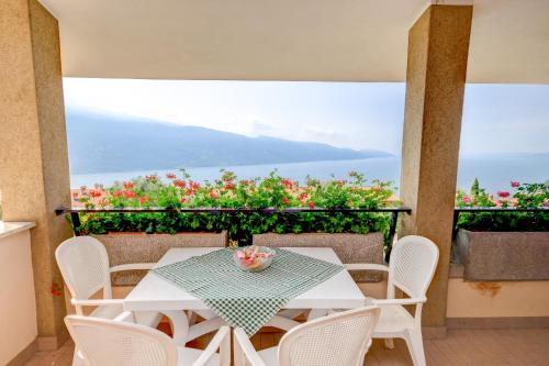 Apartment with Balcony and Lake View
