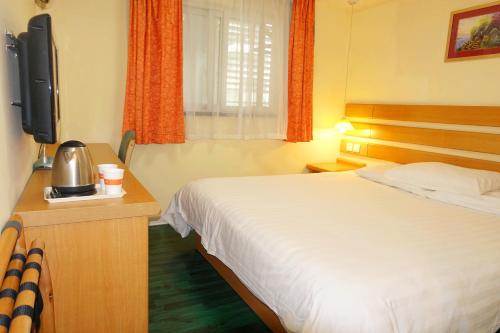 Home Inn Guangzhou Middle Jiefang Road Gongyuanqian Metro Station Home Inn Guangzhou Middle Jiefang Road Gongyuanqia is a popular choice amongst travelers in Guangzhou, whether exploring or just passing through. The property features a wide range of facilities to ma