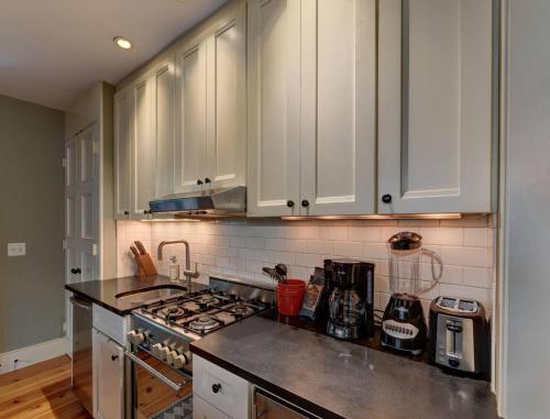 NEW - Charleston Home w/ Rooftop Deck! - image 5