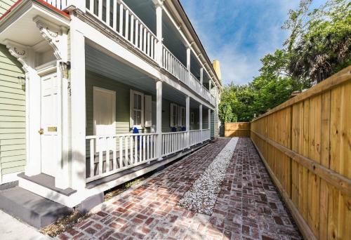 5 Bed Historic Home - Steps From King Street! - image 7