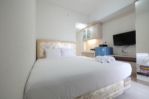 Minimalist Studio Room at The Springlake Apartment Sumarecon Bekasi By Travelio