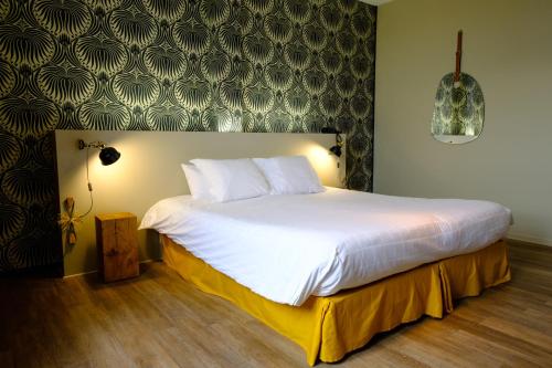 1 king bed, 1 twin bed