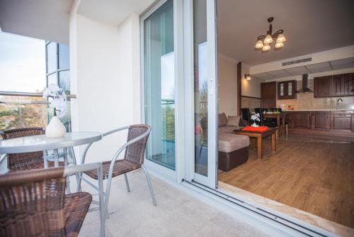 陽台/露台, Luksusowe apartamenty Promenada Gwiazd 28 in 緬濟茲德羅耶