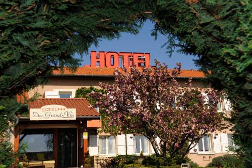 Logis Hotel Des Grands Vins - image 4