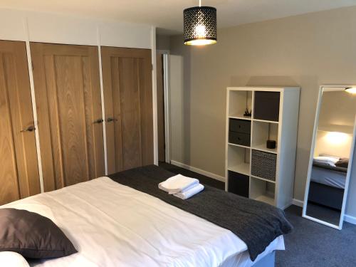 5 Bed Camberley Airport Accommodation