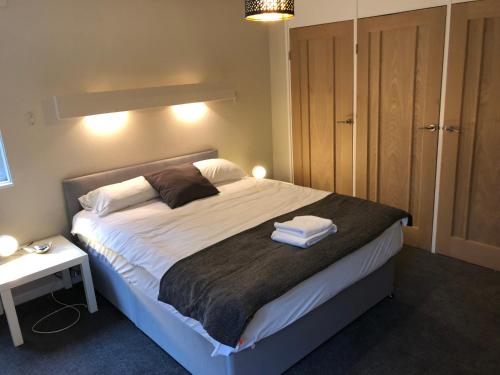 5 Bed Camberley Airport Accommodation