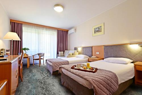 2 twin beds