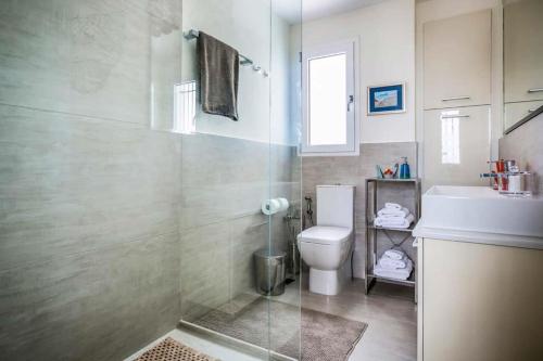  Agia Pelagia Villa Sleeps 6 Pool Air Con WiFi in Svoronata