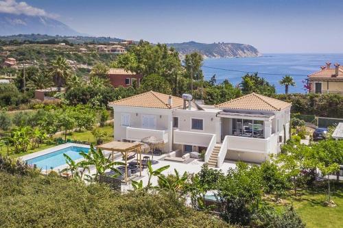  Agia Pelagia Villa Sleeps 6 Pool Air Con WiFi in Svoronata