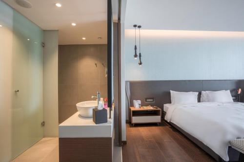 Premium Room with Sea View image 9