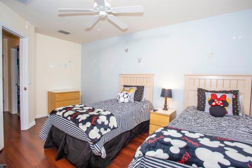 Four Bedroom w/ Pool Close to Disney 8570 - image 8