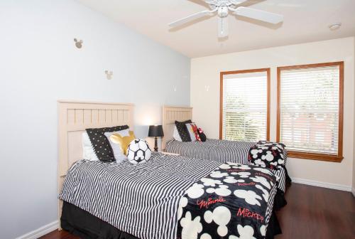 Four Bedroom w/ Pool Close to Disney 8570 - image 9