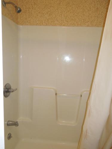 ห้องน้ำ, Value Inn East Stroudsburg in อีส สตรวด์สบูร์ก (PA)