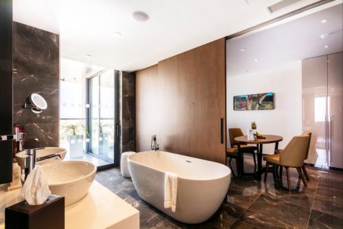 浴室, 拉納卡麗笙酒店 (Radisson Blu Hotel Larnaca) in 拉納卡