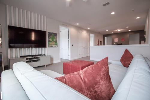 Encore Resort 8 Bedroom Vacation Home with Pool (2104) - image 7