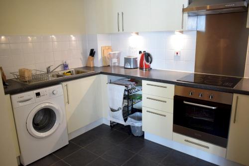 1 Bedroom Apartment in Canary Wharf with Balcony - image 4