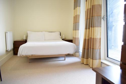 1 Bedroom Apartment in Canary Wharf with Balcony - image 8