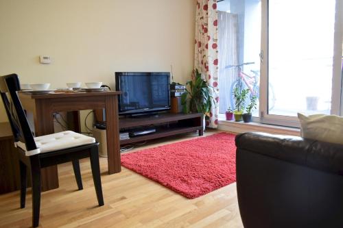 1 Bedroom Apartment in Canary Wharf with Balcony - image 7